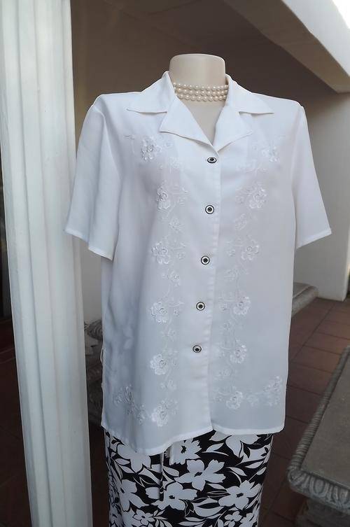 Stunning embroidered white button down polyester blouse size 40/16 by Blue Dress.Good condition