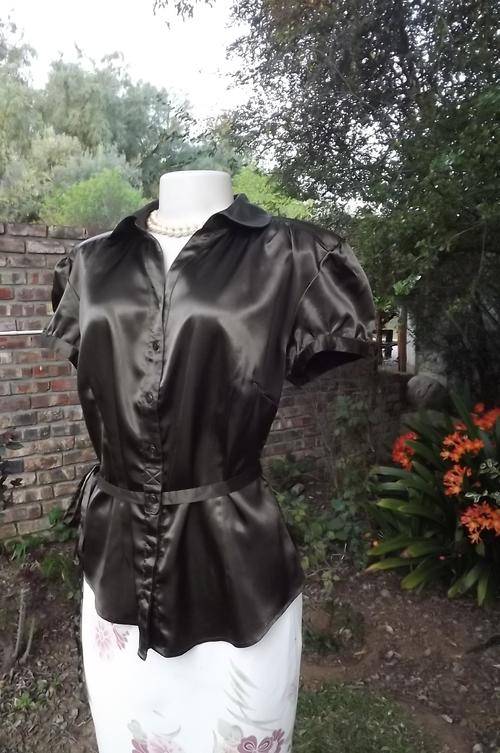 Chestnut brown silky capped sleeve blouse in size 40/16.Yoked shoulders.Choir boy collar.