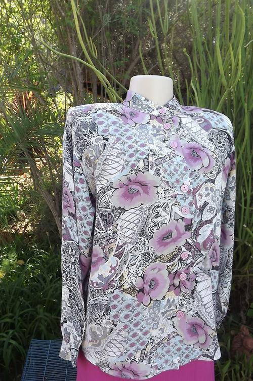Vintage 100% viscose blouse with chinese style collar by Old Topics size 36/12.Good condition