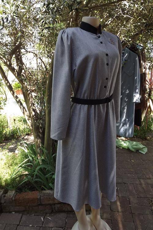 White and black small checked long sleeve winters dress in winters fabric size 38/14 by Foshini.