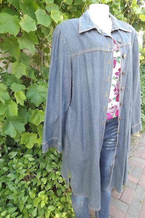 Denim Mia-Tiana long jacket.Button down front.Size 44/20.Yoked front.Slitted sides.Shirt type collar