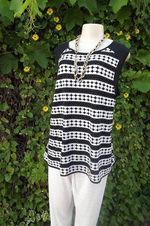 Black and white Miladys top in size 44/20.Nicely done with horizontal pattern.Loose style.Good condi