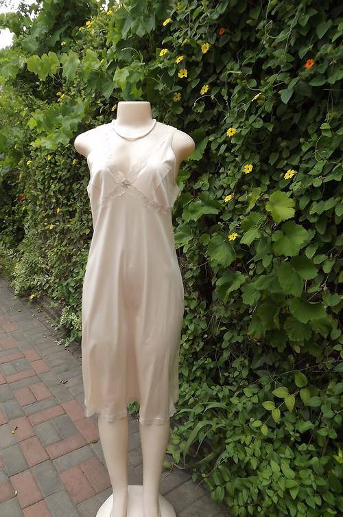 Full length cream Woolworths Cling Retard Nylon petticoat size 40/16.Lace decorated.New condition