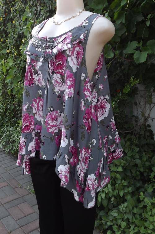 Chic and feminine asymetrical top size 40/16 by Woolworths.Loose cut with frilled hemline.As new