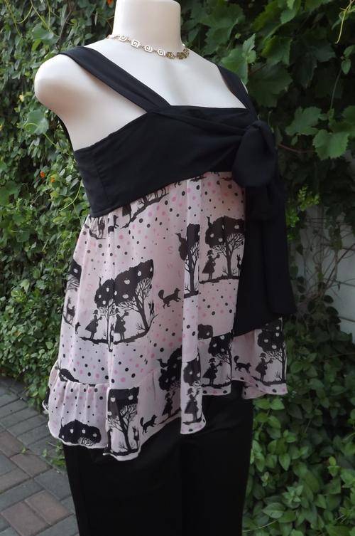Edgy but playful dull pink top size 32/8 with black pattern dots and shoulder straps.100% Wash&wear