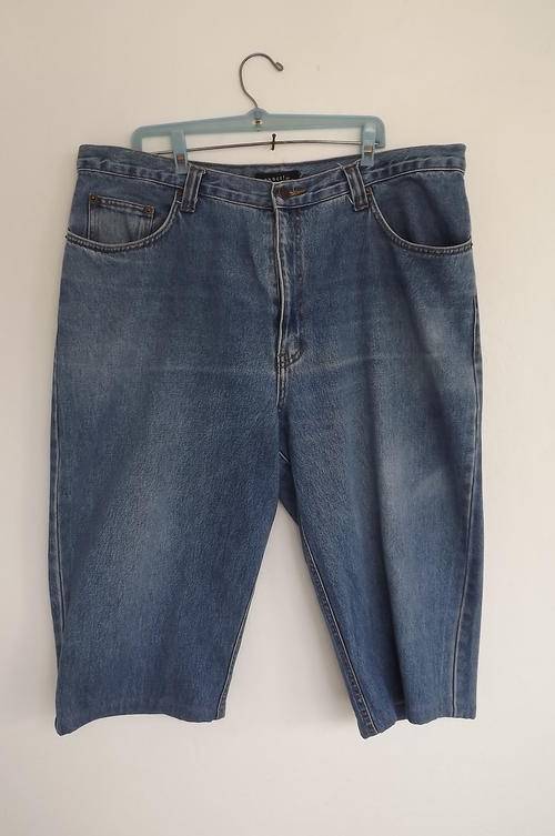 Denim jean size 40/16 by Exact in cropped style, 100% cotton.