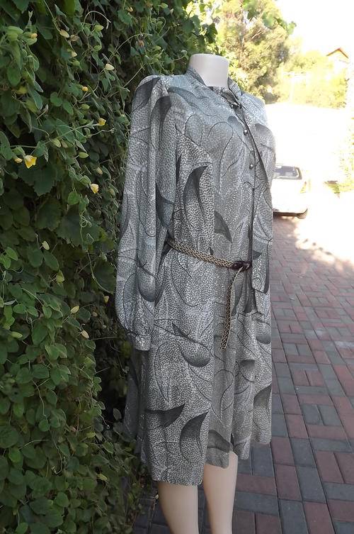 Cream and olive green vintage dress for those cooler days.Size 42/18.Can wear with or without belt.