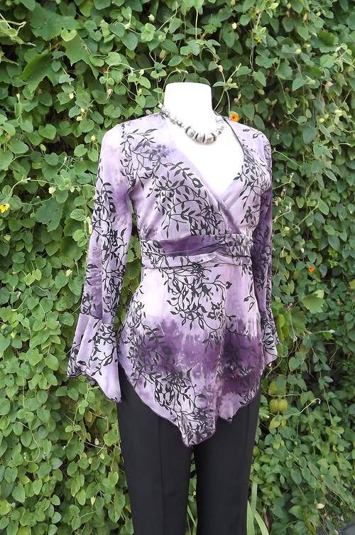 Pretty mulberry colour top by Oasis with black velvet embossed pattern.Size 34/10.Good condition.