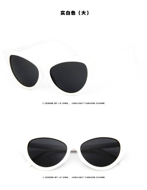 Stunning ladies Sunglasses, in a variance of colors!! Free pouch included..