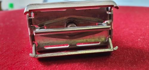 RAZOR 1 X GILLETTE. VINTAGE. SAFETY RAZOR. MADE IN ENGLAND.