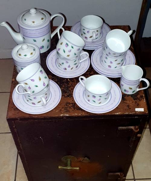 MARK & SPENCER. BERRIES AND LEAVES HIGH TEA SET. AS GOOD AS NEW. 21 PIECE SET.