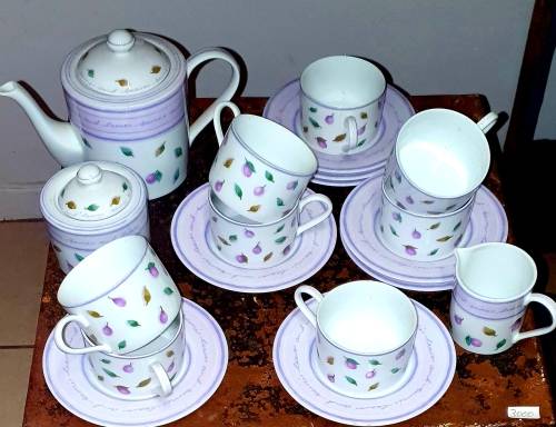MARK & SPENCER. BERRIES AND LEAVES HIGH TEA SET. AS GOOD AS NEW. 21 PIECE SET.