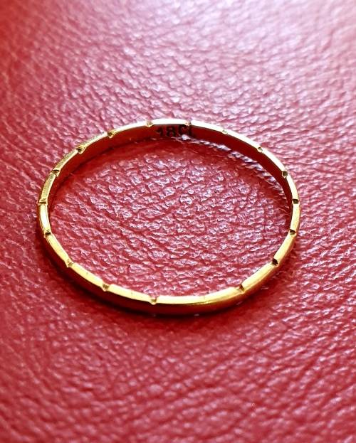 GOLD ( 18ct)  RING .  SIZE 7 .  0.7 GRAM. ANTIQUE FIND !!