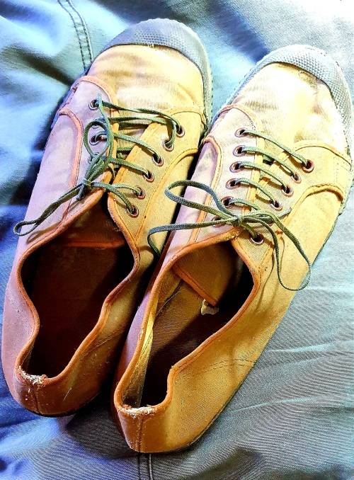 ANGOLA BUSH WAR ERA .SADF  1975. AFKAK TEKKIES. SIZE 10