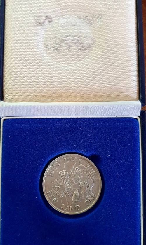 SILVER 1988 DIAS ONE RAND COIN IN SA MUNT BOX. EXCEPTIONAL CONDITION.