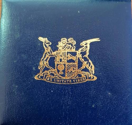 SILVER 1988 DIAS ONE RAND COIN IN SA MUNT BOX. EXCEPTIONAL CONDITION.