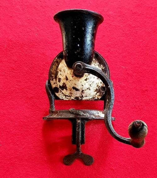 ANTIQUE CAST IRON S NYE & CO. LONDON COFFEE GRINDER NO 2  . 32 CM HIGH, SEE PHOTO REPORT.