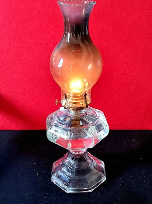 HUGE ANTIQUE GLASS PARAFFIN LAMP 45CM HIGH. BEAUTIFUL CHIMNEY. WORKING.