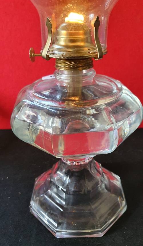 HUGE ANTIQUE GLASS PARAFFIN LAMP 45CM HIGH. BEAUTIFUL CHIMNEY. WORKING.