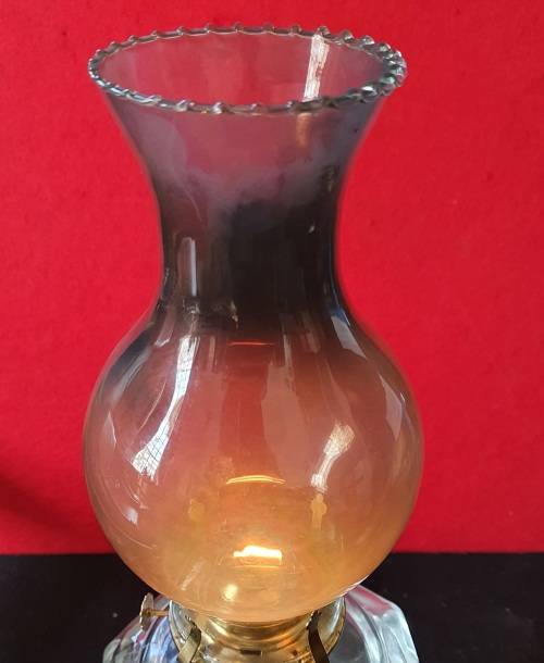 HUGE ANTIQUE GLASS PARAFFIN LAMP 45CM HIGH. BEAUTIFUL CHIMNEY. WORKING.