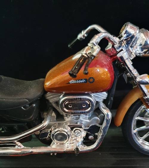 HARLEY DAVIDSON 1/10 DIE CAST WITH PLASTIC DETAIL CLASSIC RANGE MODEL ( A )