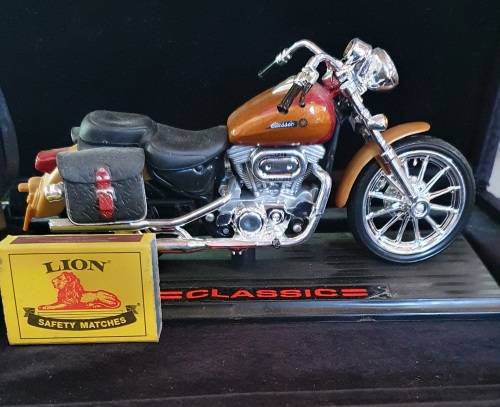HARLEY DAVIDSON 1/10 DIE CAST WITH PLASTIC DETAIL CLASSIC RANGE MODEL ( A )