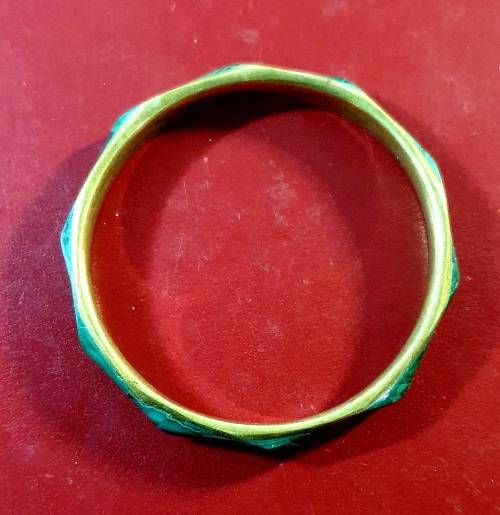 VINTAGE MALACHITE STONE AND HEAVY BRASS BANGLE.