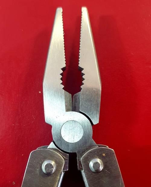 MULTI TOOL SURVIVAL KNIFE. AS GOOD AS NEW.