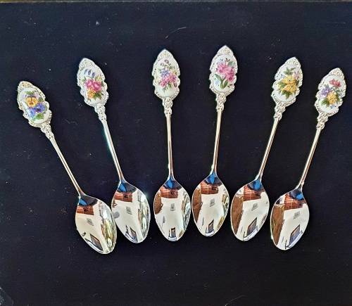 6 X VINTAGE PORCELAIN and STAINLESS TEASPOONS. FLOWER DESIGN. STUNNING DETAIL !!