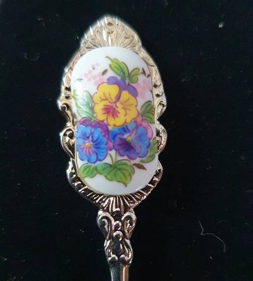 6 X VINTAGE PORCELAIN and STAINLESS TEASPOONS. FLOWER DESIGN. STUNNING DETAIL !!