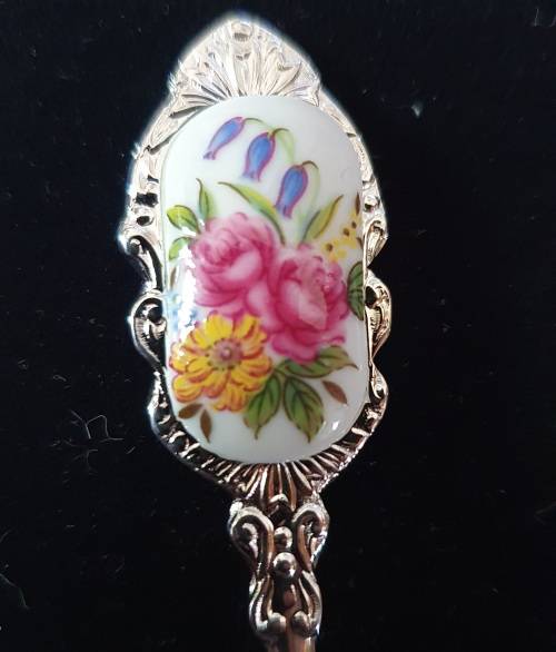 6 X VINTAGE PORCELAIN and STAINLESS TEASPOONS. FLOWER DESIGN. STUNNING DETAIL !!