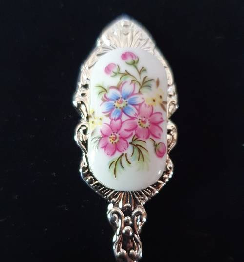 6 X VINTAGE PORCELAIN and STAINLESS TEASPOONS. FLOWER DESIGN. STUNNING DETAIL !!