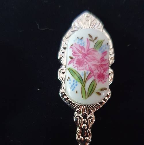 6 X VINTAGE PORCELAIN and STAINLESS TEASPOONS. FLOWER DESIGN. STUNNING DETAIL !!