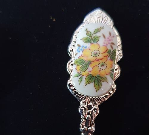 6 X VINTAGE PORCELAIN and STAINLESS TEASPOONS. FLOWER DESIGN. STUNNING DETAIL !!