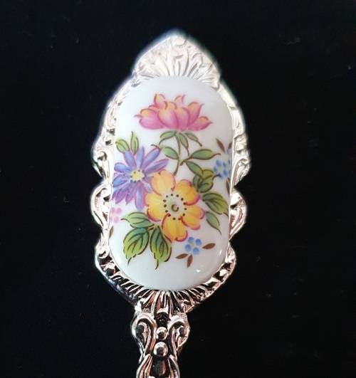 6 X VINTAGE PORCELAIN and STAINLESS TEASPOONS. FLOWER DESIGN. STUNNING DETAIL !!