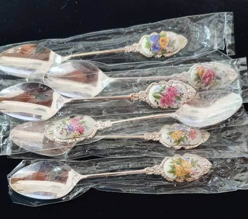 6 X VINTAGE PORCELAIN and STAINLESS TEASPOONS. FLOWER DESIGN. STUNNING DETAIL !!