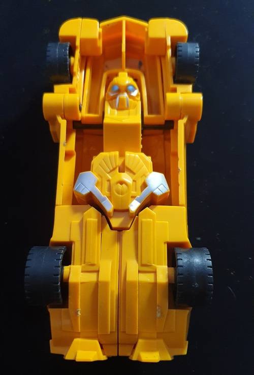 TRANSFORMERS BUMBLE BEE 1977 Chevy Camaro Hollywood -1:24. PLASTIC. 16CM LONG.