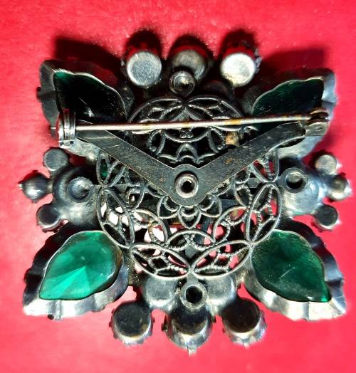 ANTIQUE HEAVY POLISHED GEMSTONE / GLASS ? BROOCH. EXQUISITE DETAIL. 5CM X 5CM. SEE DESCRIPTION !!