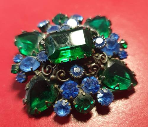 ANTIQUE HEAVY POLISHED GEMSTONE / GLASS ? BROOCH. EXQUISITE DETAIL. 5CM X 5CM. SEE DESCRIPTION !!