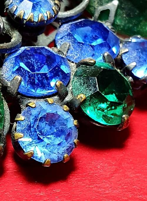 ANTIQUE HEAVY POLISHED GEMSTONE / GLASS ? BROOCH. EXQUISITE DETAIL. 5CM X 5CM. SEE DESCRIPTION !!