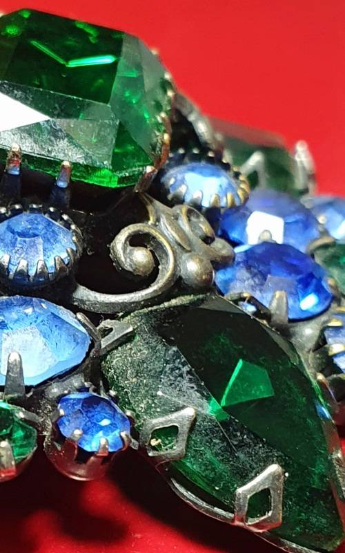 ANTIQUE HEAVY POLISHED GEMSTONE / GLASS ? BROOCH. EXQUISITE DETAIL. 5CM X 5CM. SEE DESCRIPTION !!