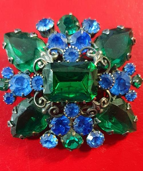 ANTIQUE HEAVY POLISHED GEMSTONE / GLASS ? BROOCH. EXQUISITE DETAIL. 5CM X 5CM. SEE DESCRIPTION !!