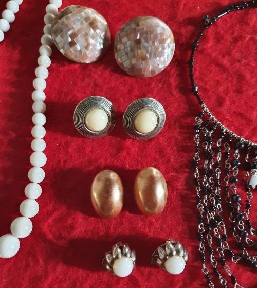 ANTIQUE TO VINTAGE JOB LOT QUALITY JEWELLERY. UNSORTED. 24 PIECES. 0NE BID FOR ALL. SEE PHOTO REPORT