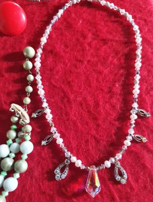 ANTIQUE TO VINTAGE JOB LOT QUALITY JEWELLERY. UNSORTED. 24 PIECES. 0NE BID FOR ALL. SEE PHOTO REPORT