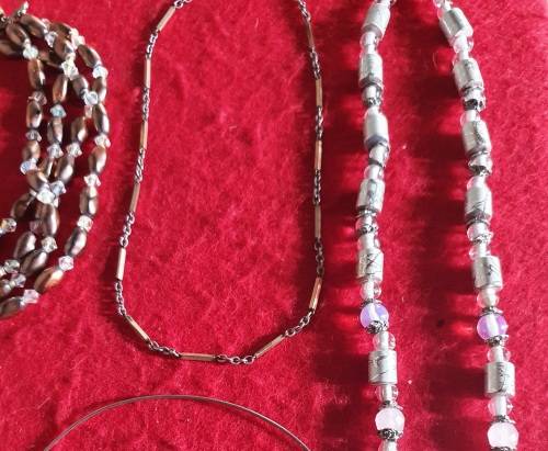 ANTIQUE TO VINTAGE JOB LOT QUALITY JEWELLERY. UNSORTED. 24 PIECES. 0NE BID FOR ALL. SEE PHOTO REPORT