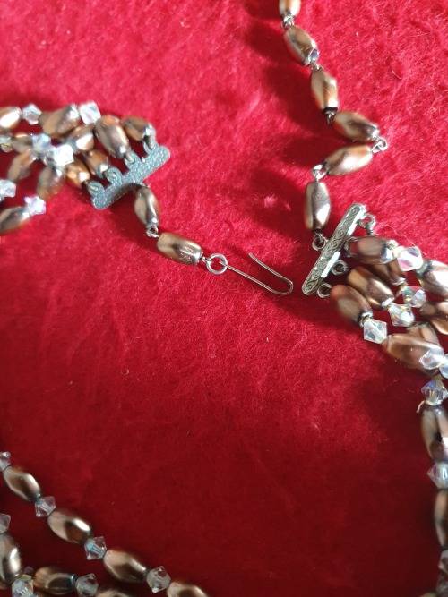 ANTIQUE TO VINTAGE JOB LOT QUALITY JEWELLERY. UNSORTED. 24 PIECES. 0NE BID FOR ALL. SEE PHOTO REPORT