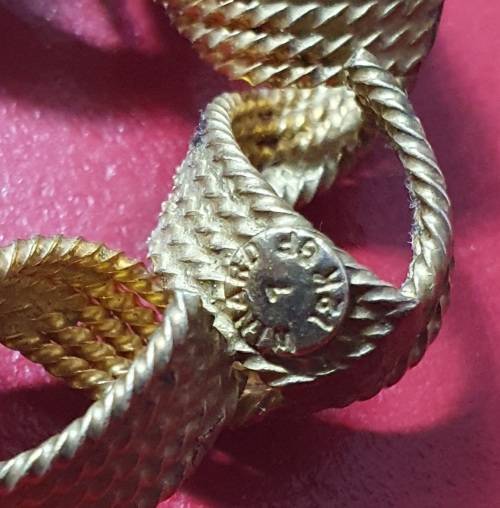 VINTAGE 12CT GOLD FILLED WINARD BROOCH. STUNNING DETAIL !!