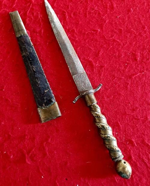 ANTIQUE DAGGER WITH ORIGINAL LEATHER AND BRASS SHEATH. 30CM LONG.