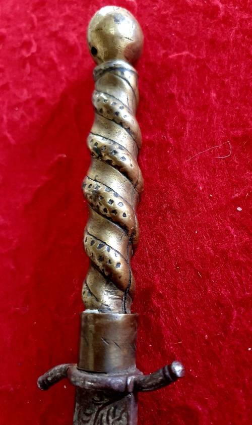 ANTIQUE DAGGER WITH ORIGINAL LEATHER AND BRASS SHEATH. 30CM LONG.