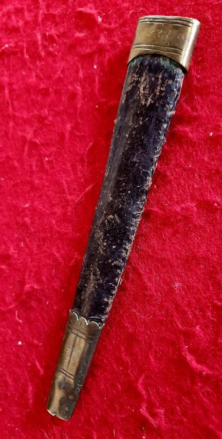 ANTIQUE DAGGER WITH ORIGINAL LEATHER AND BRASS SHEATH. 30CM LONG.